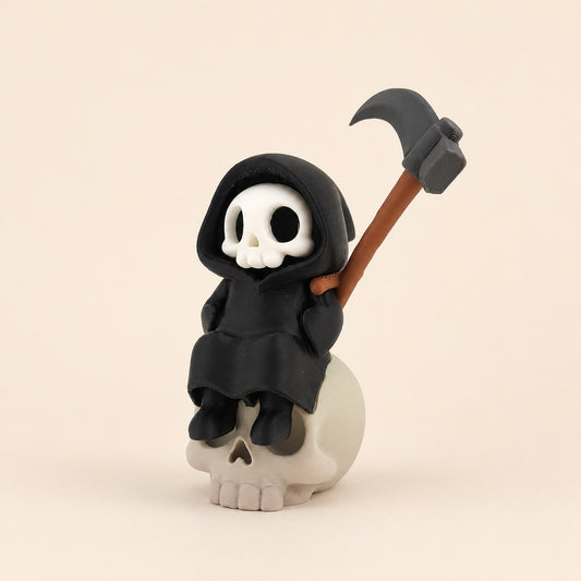 Kawaii Sensenmann auf hellem Totenkopf als 3D-gedruckte Gothic Deko auf beigem Hintergrund