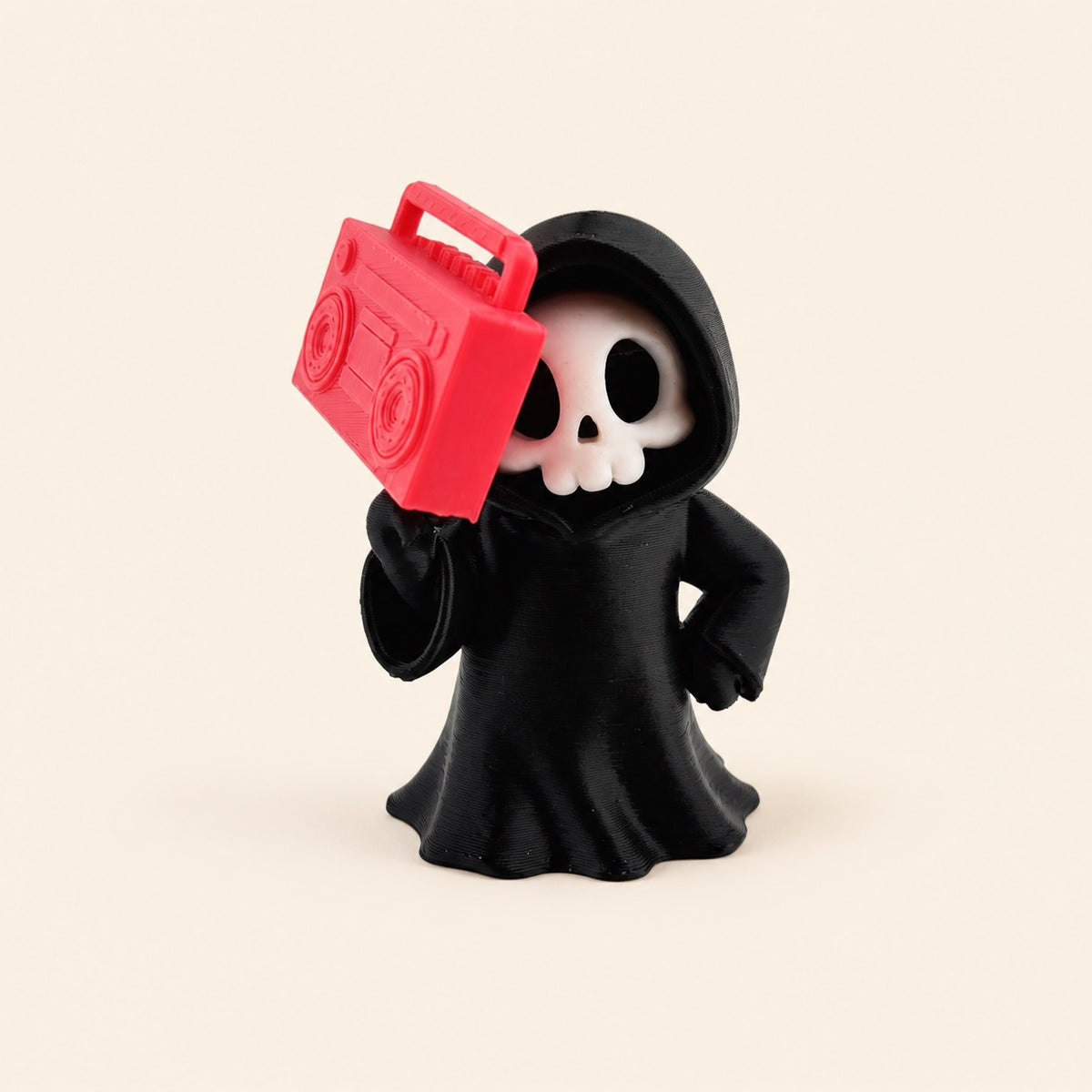 3D-gedruckte Sensenmann-Figur mit roter Boombox aus PLA auf hellem beigem Hintergrund