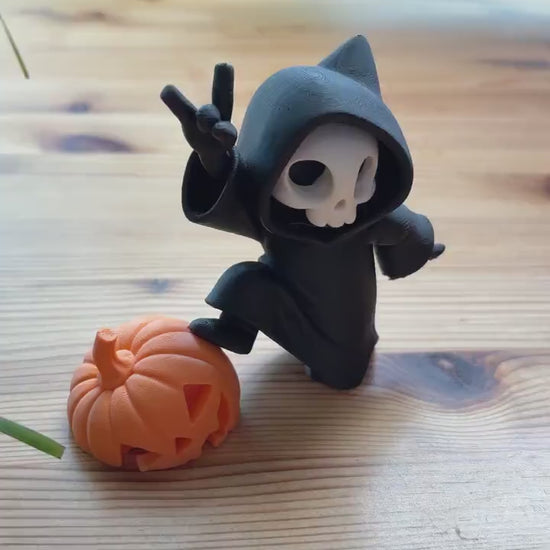 Sensenmann auf Kürbis – moderne Halloween-Figur – Produktvideo