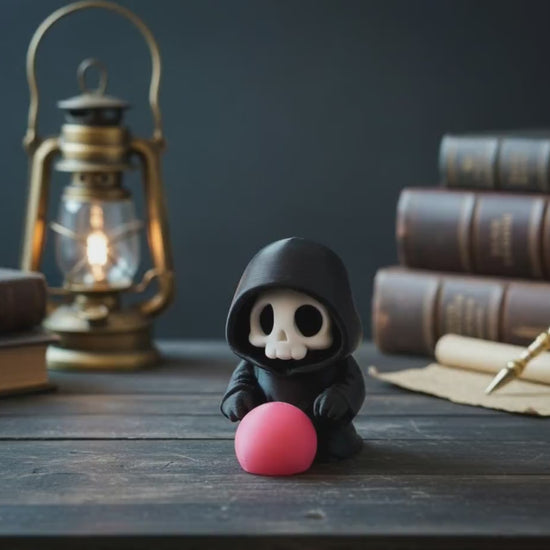 Sensenmann mit Orbkugel – Gothic Mini-Figur – Produktvideo