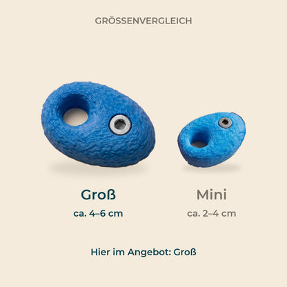 Größenvergleich der Bouldergriff-Magnete: der große Pocket-Griff mit ca. 4–6 cm neben dem Mini-Griff mit ca. 2–4 cm, beide auf warmem Cremehintergrund. Angeboten wird hier die große Ausführung.