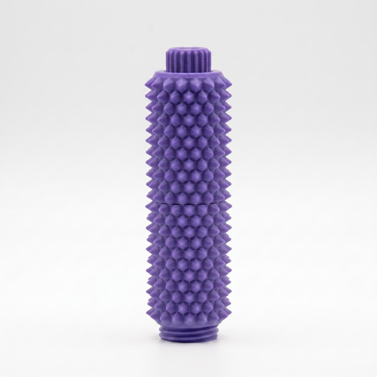 Lila Spiky Clicker Fidget Toy steht aufrecht vor weißem Hintergrund und zeigt den Drehknopf, die zweiteilige Konstruktion und die stachelige Oberfläche.