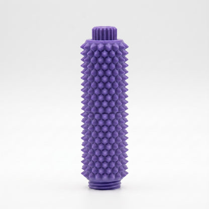 Lila Spiky Clicker Fidget Toy steht aufrecht vor weißem Hintergrund und zeigt den Drehknopf, die zweiteilige Konstruktion und die stachelige Oberfläche.