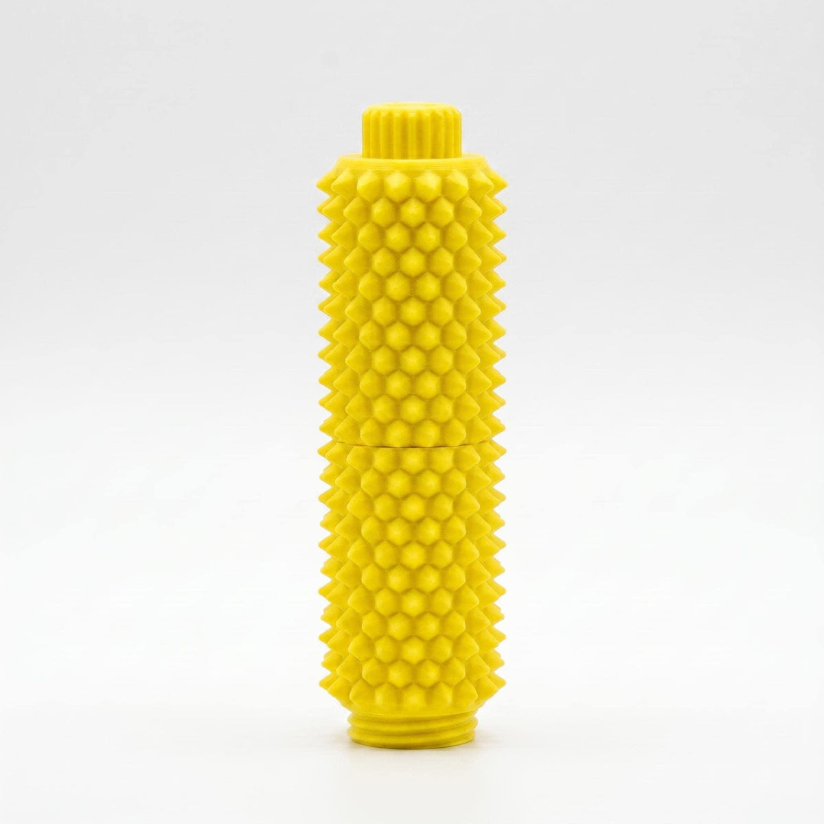 Gelbes Spiky Clicker Fidget Toy aus 3D-gedrucktem PLA vor weißem Hintergrund, mit Drehknopf und taktil strukturierter Oberfläche.
