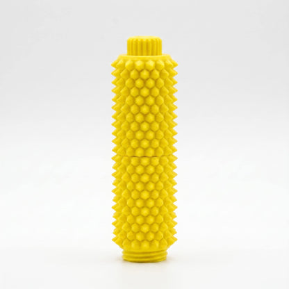 Gelbes Spiky Clicker Fidget Toy aus 3D-gedrucktem PLA vor weißem Hintergrund, mit Drehknopf und taktil strukturierter Oberfläche.