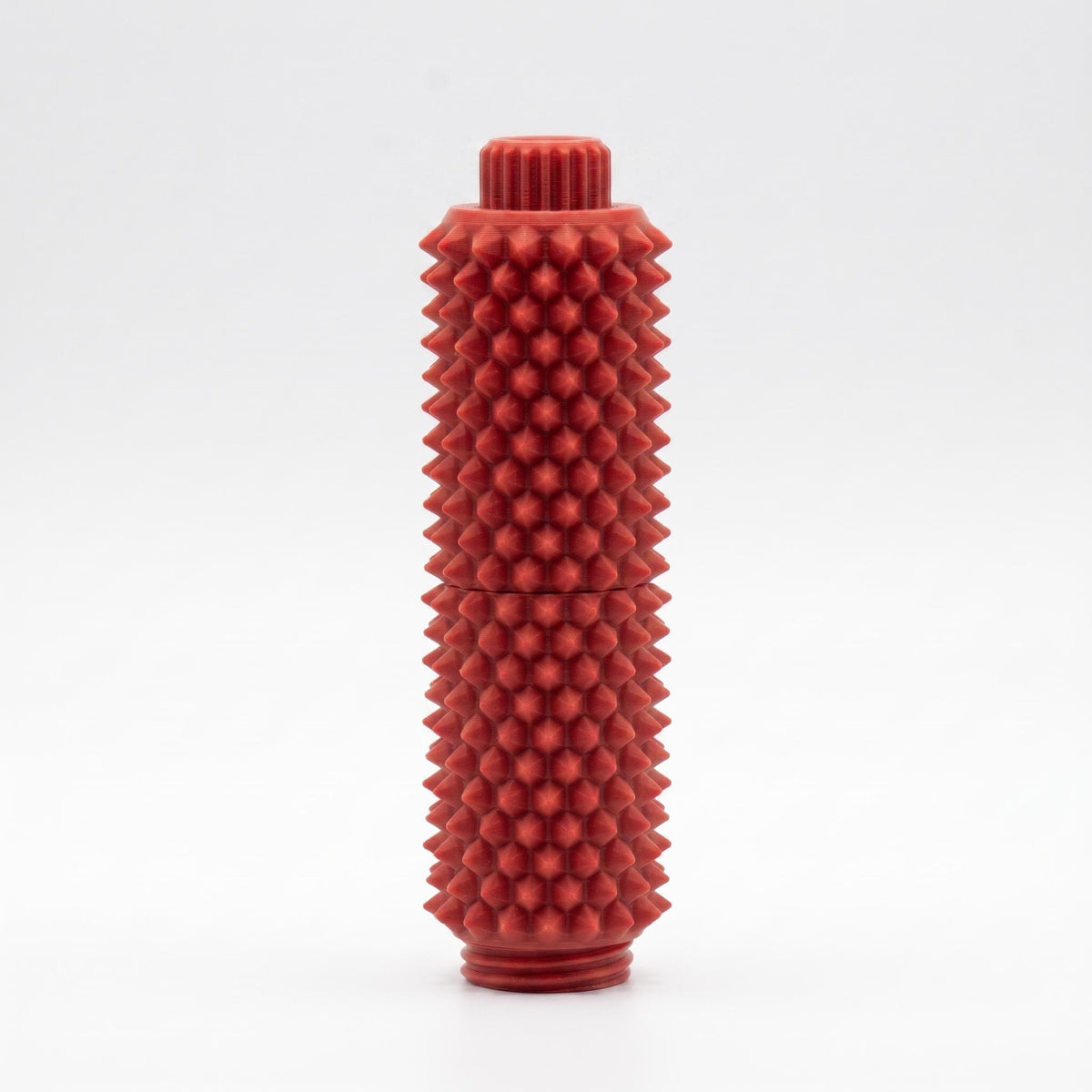 Rotes Spiky Clicker Fidget Toy aus 3D-gedrucktem PLA vor hellem Hintergrund, mit geriffeltem Drehknopf und dichtem Stachelmuster.