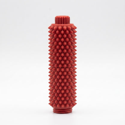 Rotes Spiky Clicker Fidget Toy aus 3D-gedrucktem PLA vor hellem Hintergrund, mit geriffeltem Drehknopf und dichtem Stachelmuster.