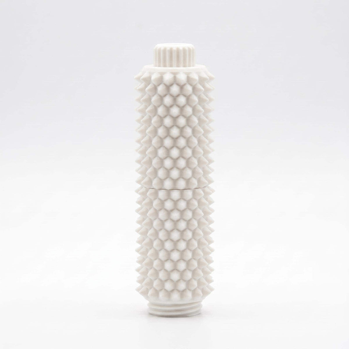 Weißes Spiky Clicker Fidget Toy steht aufrecht vor hellgrauem Hintergrund und zeigt die zweiteilige Form, den Drehknopf und die Stachelstruktur.