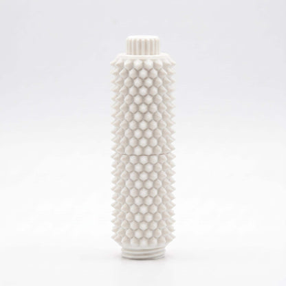 Weißes Spiky Clicker Fidget Toy steht aufrecht vor hellgrauem Hintergrund und zeigt die zweiteilige Form, den Drehknopf und die Stachelstruktur.