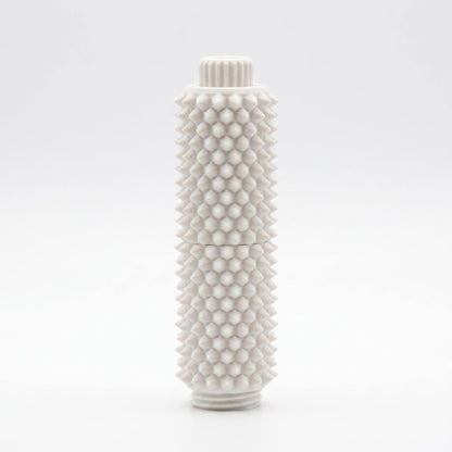 Weißes Spiky Clicker Fidget Toy steht aufrecht vor einem hellgrauen Hintergrund. Zu sehen sind der Drehknopf, die zweiteilige Form und die gleichmäßige Stachelstruktur.