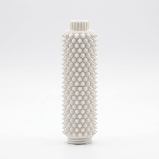 Weißes Spiky Clicker Fidget Toy steht aufrecht vor einem hellgrauen Hintergrund. Zu sehen sind der Drehknopf, die zweiteilige Form und die gleichmäßige Stachelstruktur.