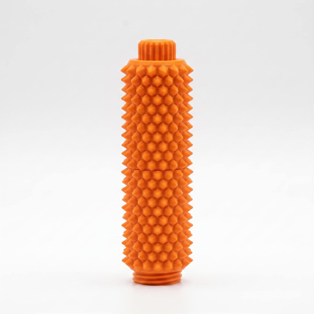 Oranges Spiky Clicker Fidget Toy aus mattem 3D-gedrucktem PLA vor hellem Hintergrund, mit geriffeltem Drehknopf und dicht angeordneten Stacheln.