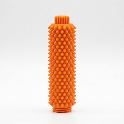Oranges Spiky Clicker Fidget Toy aus mattem 3D-gedrucktem PLA vor hellem Hintergrund, mit geriffeltem Drehknopf und dicht angeordneten Stacheln.