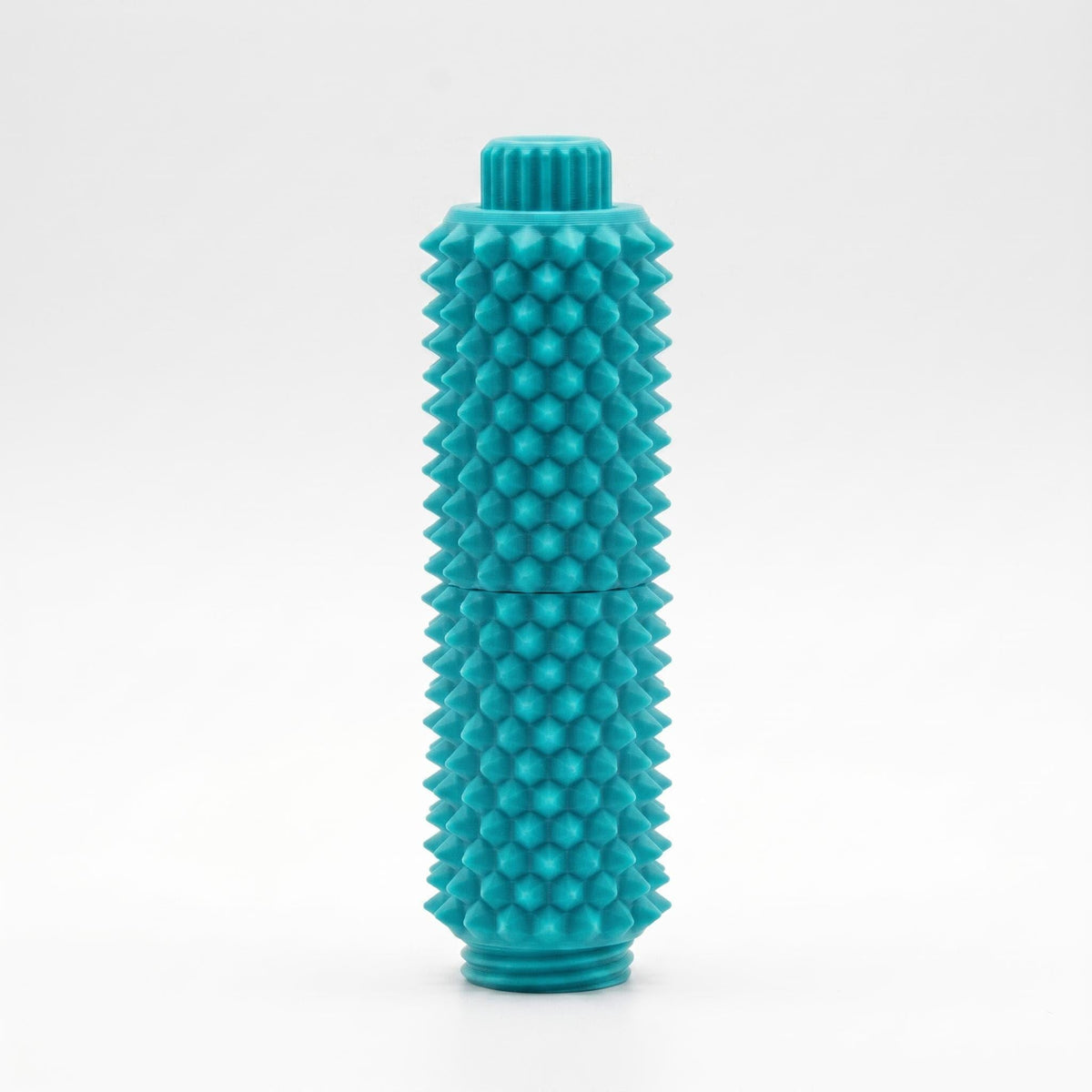 Türkisblaues Spiky Clicker Fidget Toy aus mattem PLA vor weißem Hintergrund. Drehknopf, Mittelteilung und Stacheloberfläche sind klar sichtbar.