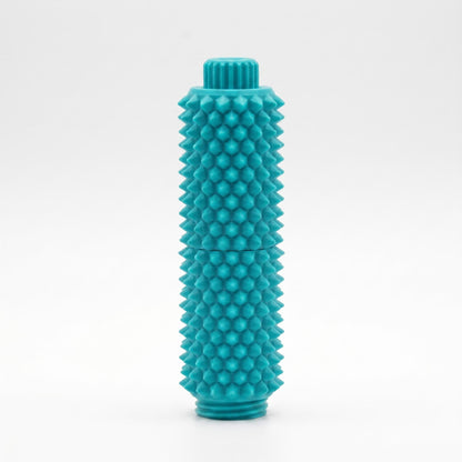 Türkisblaues Spiky Clicker Fidget Toy aus mattem PLA vor weißem Hintergrund. Drehknopf, Mittelteilung und Stacheloberfläche sind klar sichtbar.