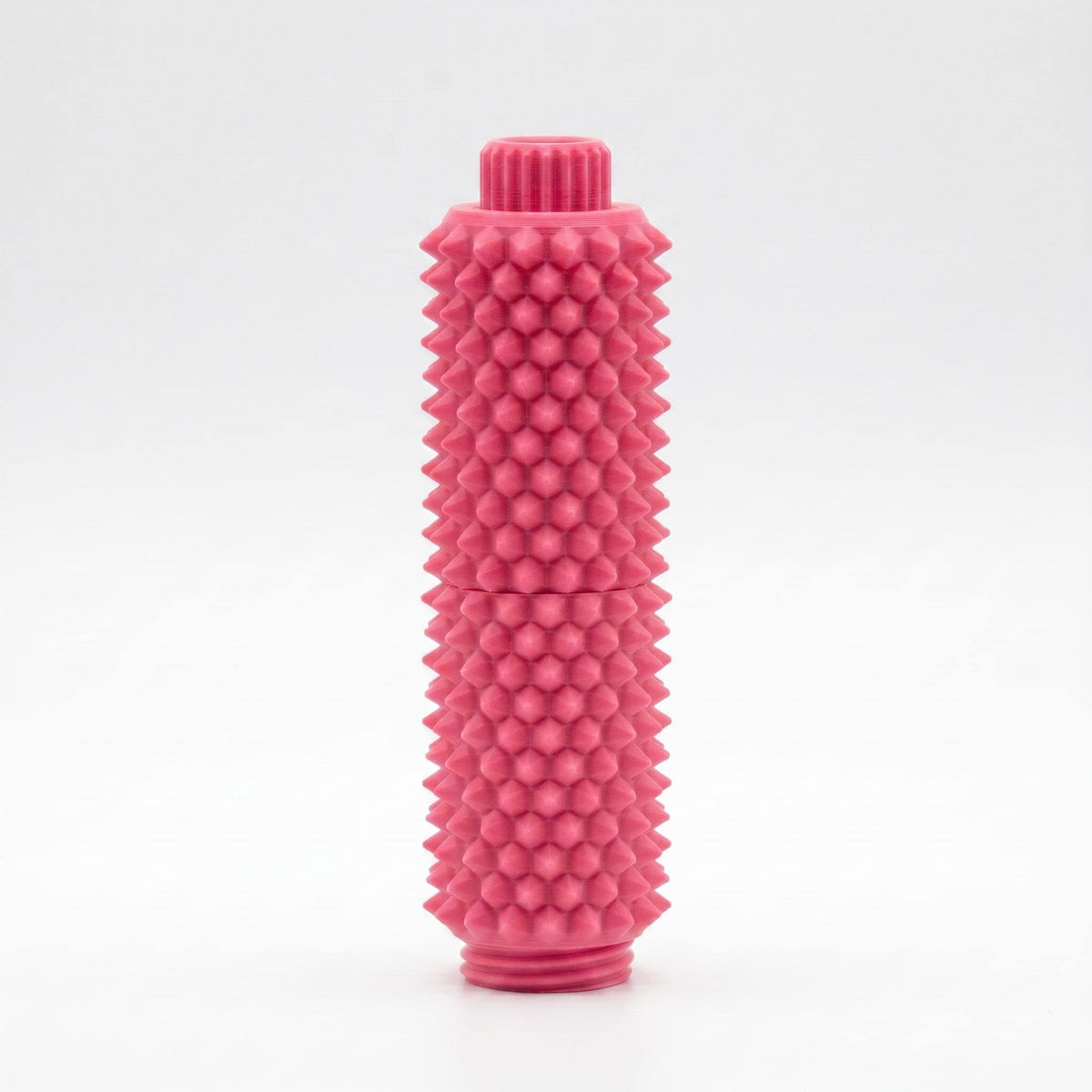 Pinkes Spiky Clicker Fidget Toy aus mattem PLA vor hellem Hintergrund, mit geripptem Drehknopf und zahlreichen kurzen Stacheln.