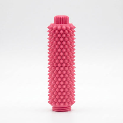 Pinkes Spiky Clicker Fidget Toy aus mattem PLA vor hellem Hintergrund, mit geripptem Drehknopf und zahlreichen kurzen Stacheln.