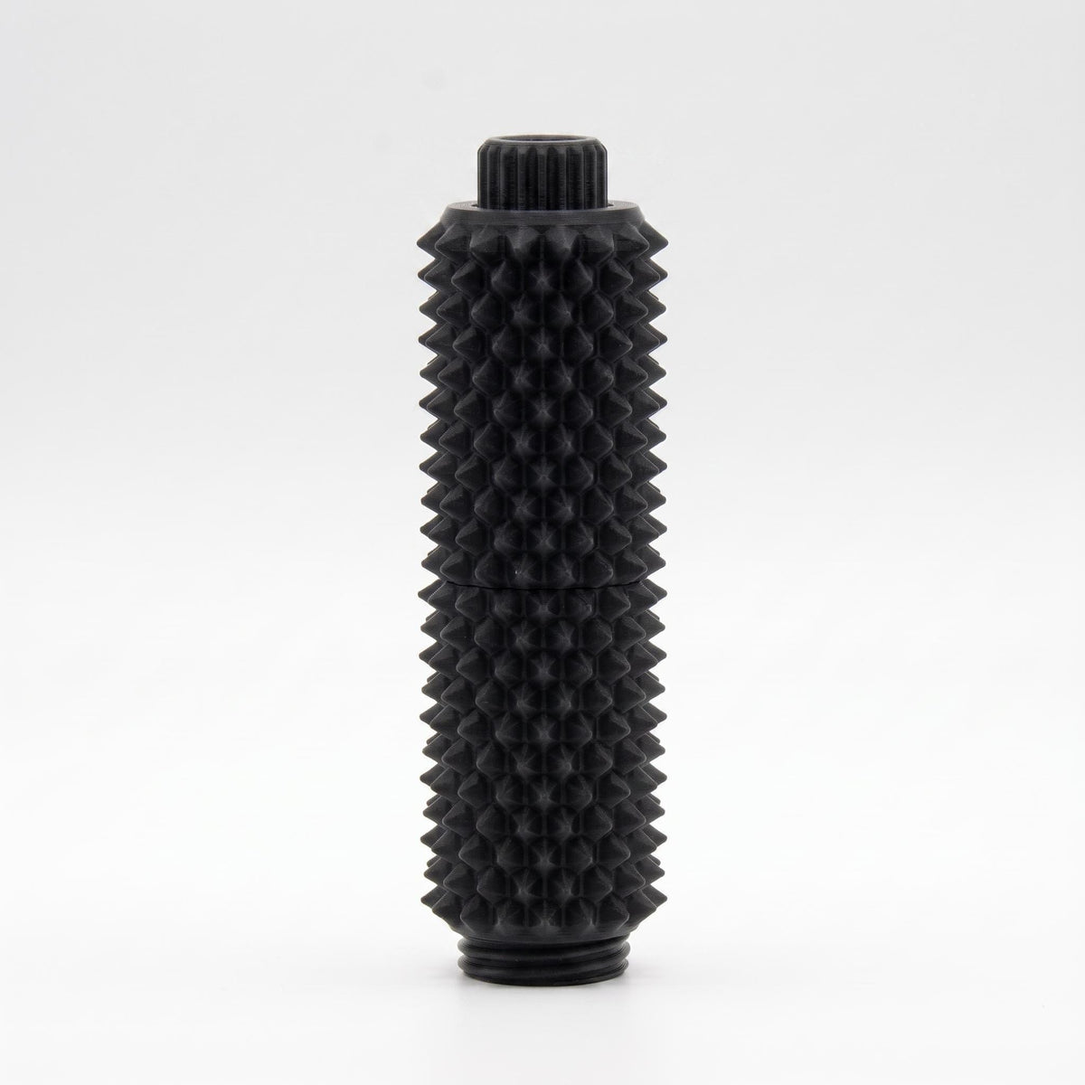 Schwarzes Spiky Clicker Fidget Toy aus mattem PLA steht vor weißem Hintergrund. Der geriffelte Knopf, das untere Gewinde und die Stacheln sind sichtbar.