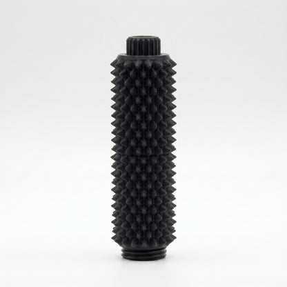 Schwarzes Spiky Clicker Fidget Toy aus mattem PLA steht vor weißem Hintergrund. Der geriffelte Knopf, das untere Gewinde und die Stacheln sind sichtbar.