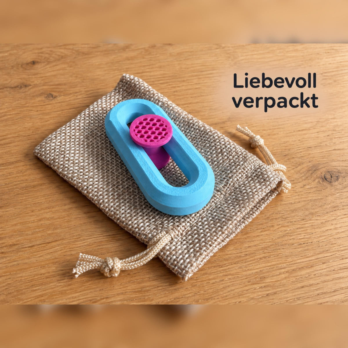 Ein Fidget Slider mit dem mitgelieferten Jutesäckchen.