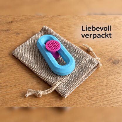 Ein Fidget Slider mit dem mitgelieferten Jutesäckchen.