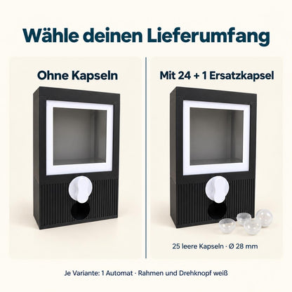 Vergleich der beiden Lieferumfänge: jeweils ein schwarzer Kapselautomat mit weißem Rahmen und Drehknopf, wahlweise ohne oder mit 24 + 1 Ersatzkapsel. Insgesamt 25 leere transparente Kapseln mit 28 mm Durchmesser.