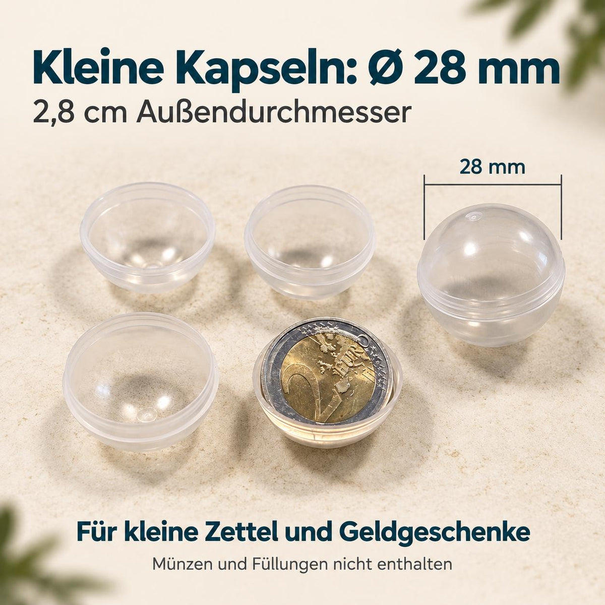 Kleine transparente 28-mm-Kapseln, geöffnet und geschlossen. Eine Zwei-Euro-Münze in einer geöffneten Hälfte zeigt die Größenrelation. 2,8 cm Außendurchmesser; Münzen und Füllungen nicht enthalten.
