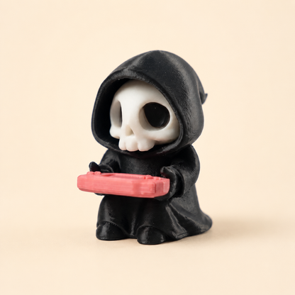 Sensenmann mit Konsole – Gothic Gaming-Figur – Produktfoto auf warmem Creme-Hintergrund