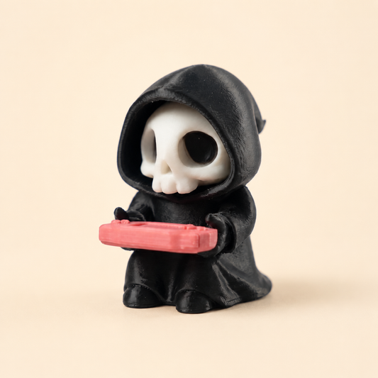 Sensenmann mit Konsole – Gothic Gaming-Figur – Produktfoto auf warmem Creme-Hintergrund