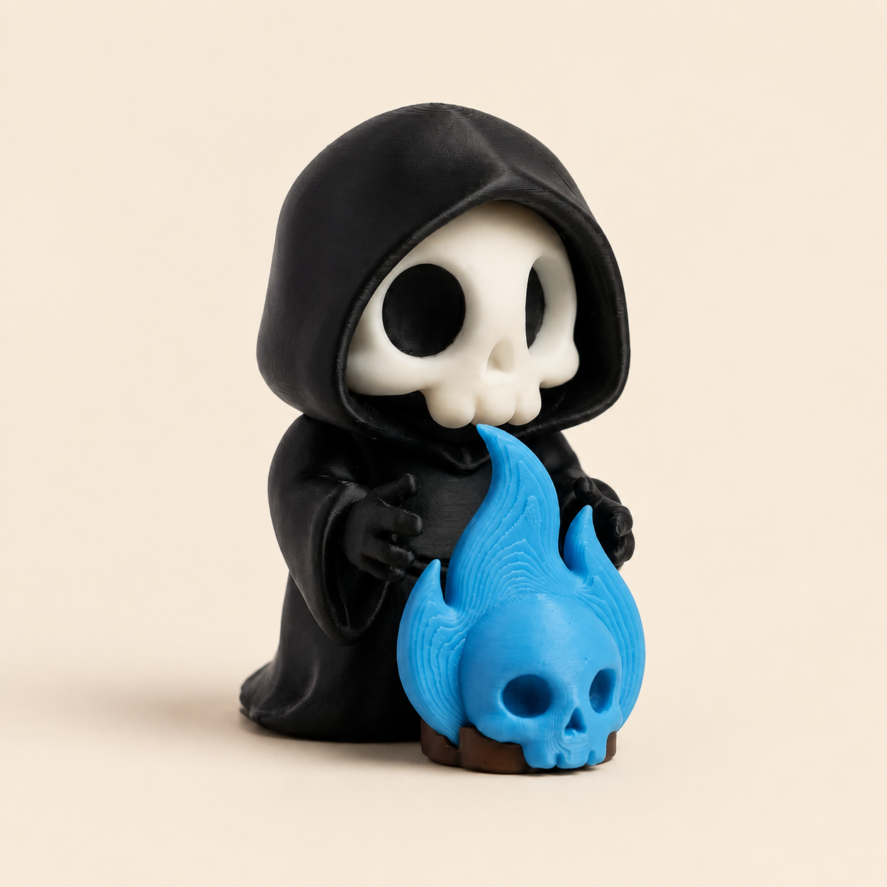 Sensenmann mit Flammen-Totenkopf – Gothic Desk-Deko – Produktfoto auf warmem Creme-Hintergrund