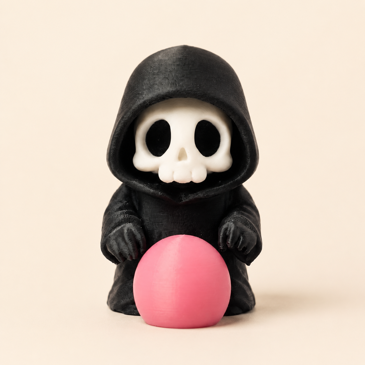 Sensenmann mit Orbkugel – Gothic Mini-Figur – Produktfoto auf warmem Creme-Hintergrund