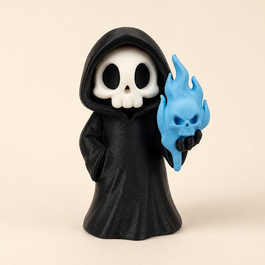 Grim Reaper mit Flammen-Schädel – Gothic Mini-Figur – Produktfoto auf warmem Creme-Hintergrund