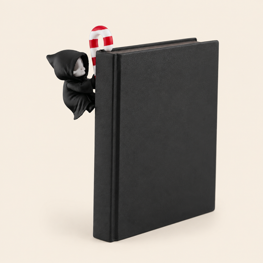 Sensenmann als Buchkanten-Figur – Gothmas Bücherregal-Deko – Produktfoto auf warmem Creme-Hintergrund