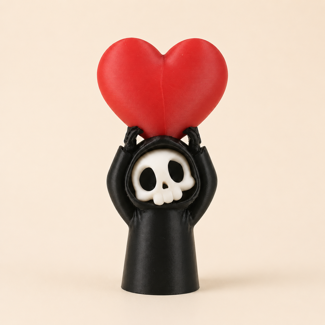 Sensenmann mit Herz – Gothic Deko zum Valentinstag – Produktfoto auf warmem Creme-Hintergrund