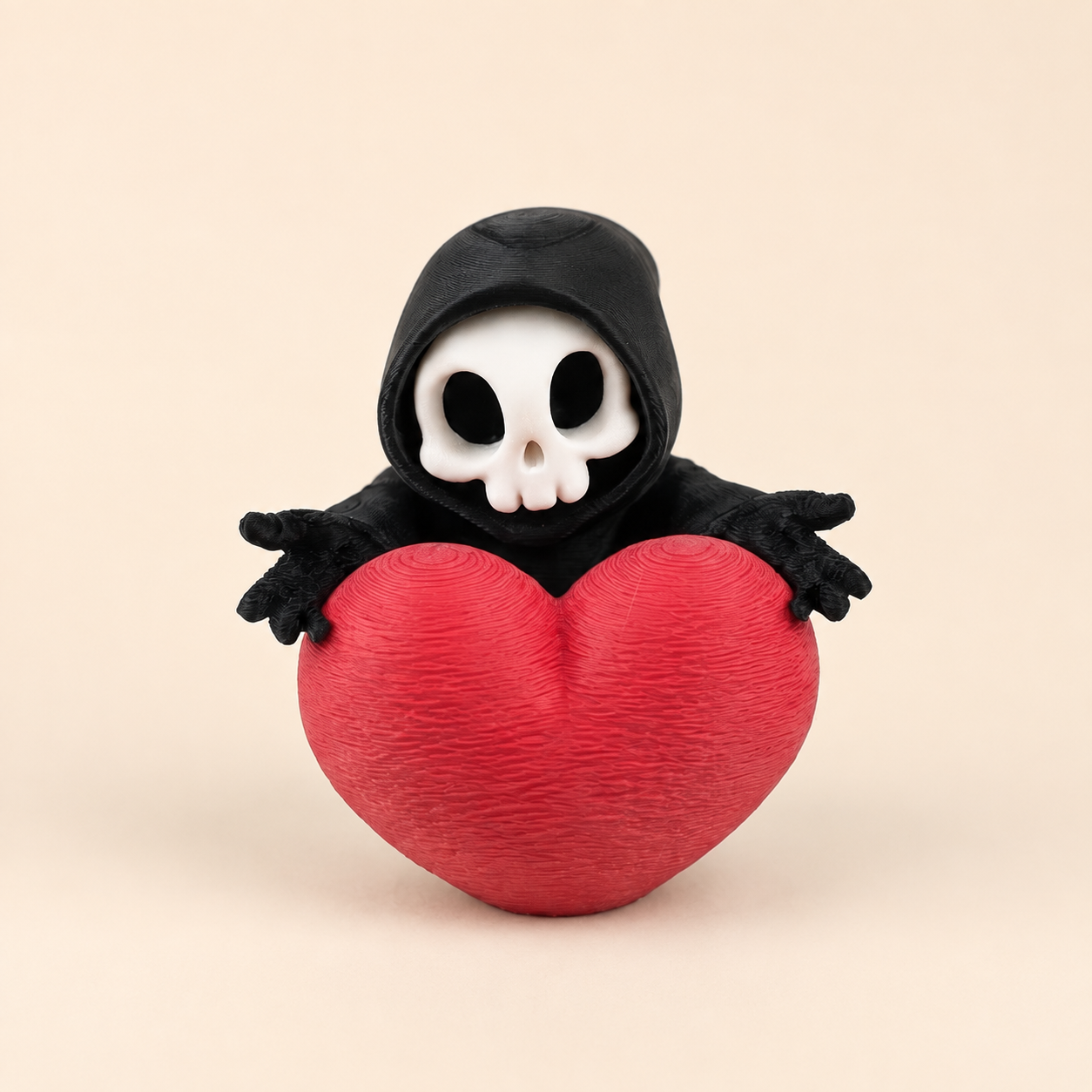 Sensenmann umarmt Herz – Gothic Mini-Deko – Produktfoto auf warmem Creme-Hintergrund