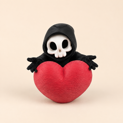 Sensenmann umarmt Herz – Gothic Mini-Deko – Produktfoto auf warmem Creme-Hintergrund