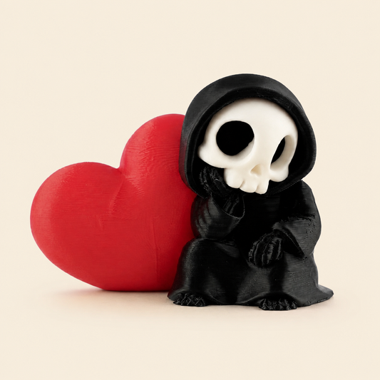 Sitzender Sensenmann mit Herz – Gothic Dekofigur – Produktfoto auf warmem Creme-Hintergrund