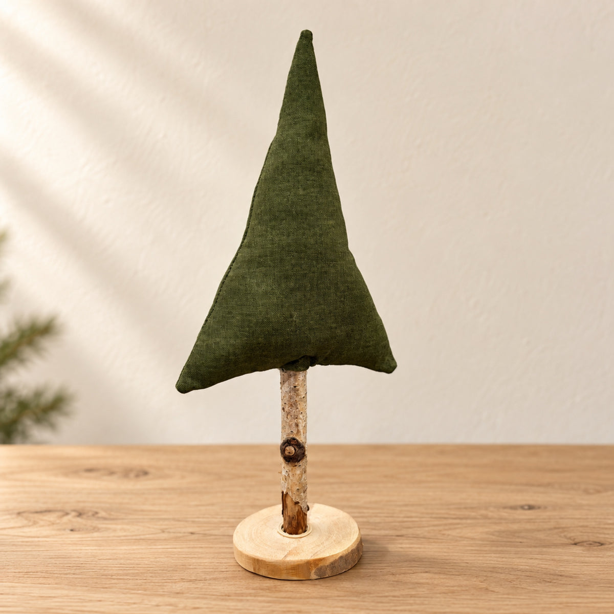 Handgenähter Stoff-Tannenbaum in Tannengrün mit echtem Naturast und runder Holzscheibe.
