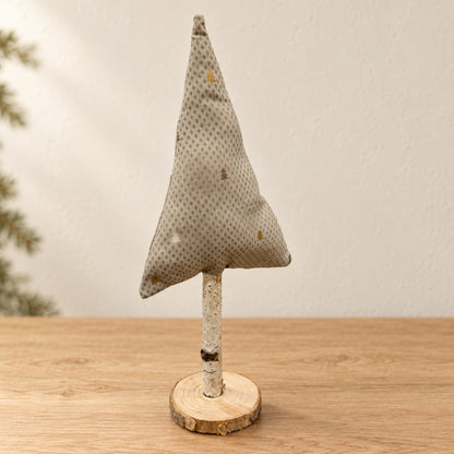 Handgenähter Stoff-Tannenbaum in Weiß mit feinem Goldmuster auf Naturast und Holzfuß.