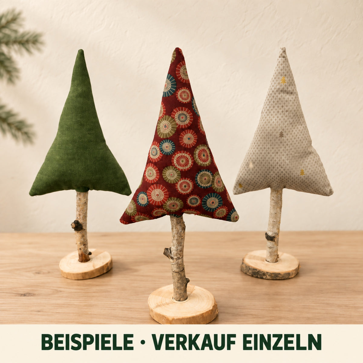 Drei handgefertigte Stoff-Tannenbäume als Beispiele verschiedener Farben; jeder Baum wird einzeln verkauft.