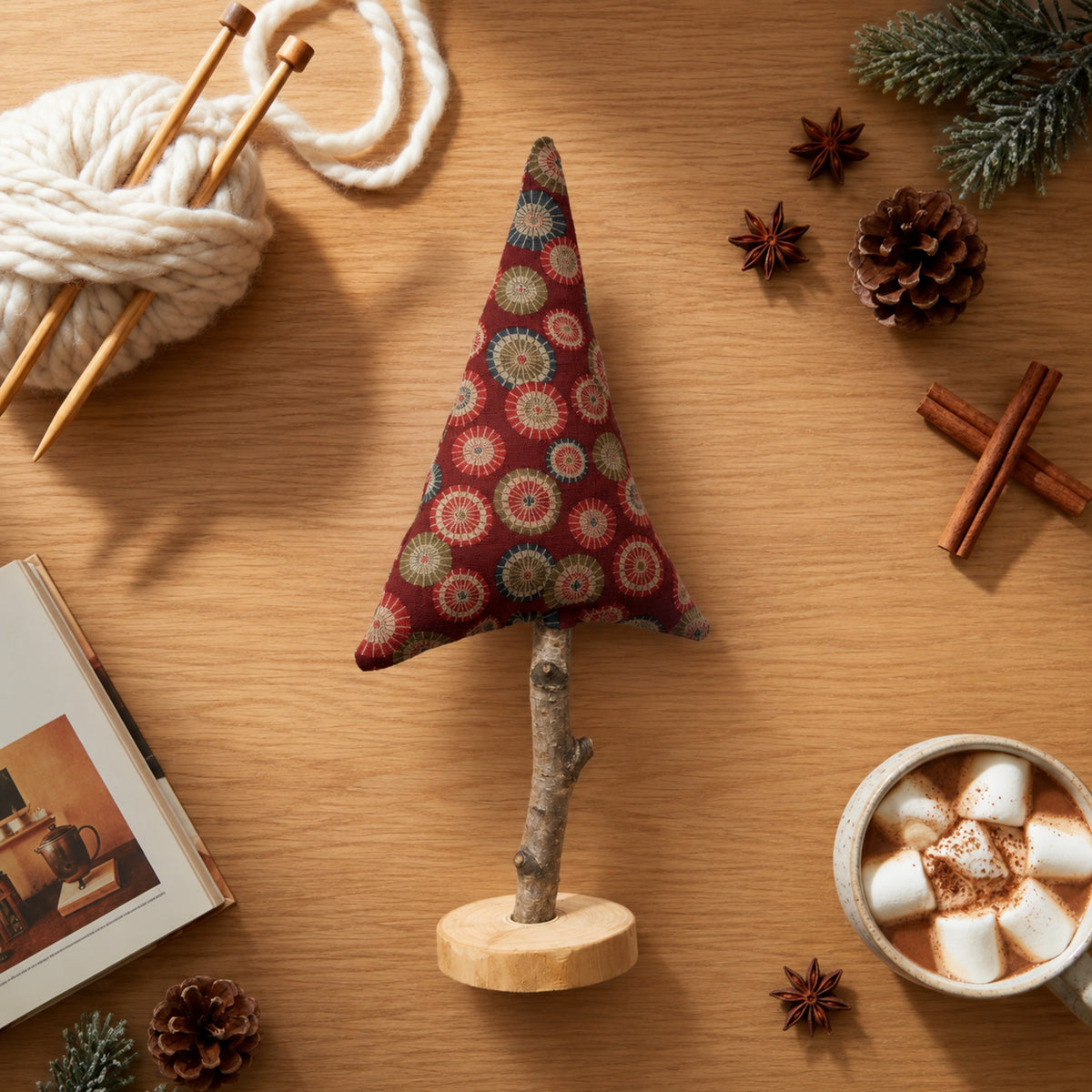 Roter Stoff-Tannenbaum als warme Weihnachtsdeko mit Naturmaterialien und dezenten Accessoires arrangiert.