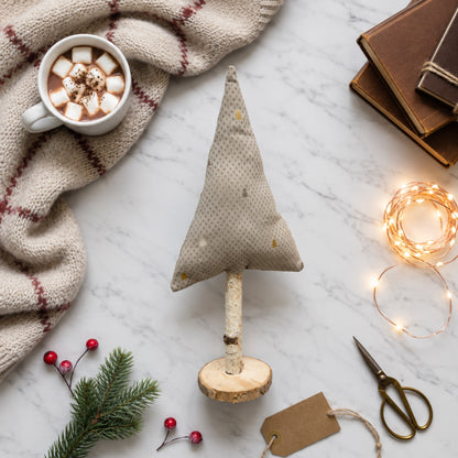 Stoff-Tannenbaum in Weiß und Gold als helle, natürliche Tischdeko zur Weihnachtszeit.
