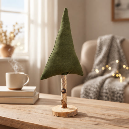 Tannengrüner Stoff-Tannenbaum als handgefertigte Weihnachtsdeko auf einem hellen Sideboard.