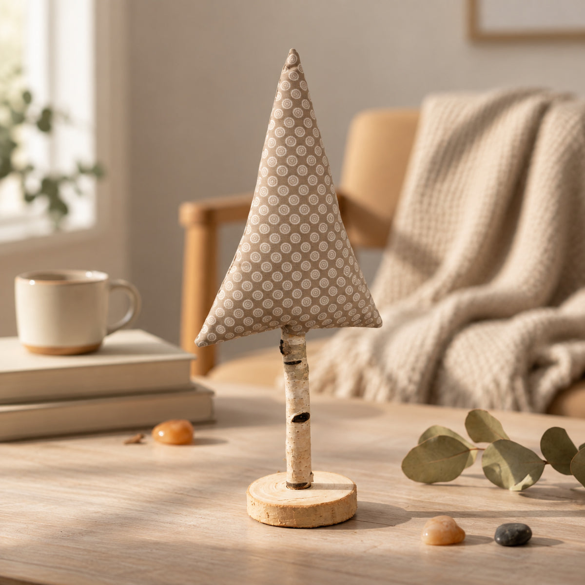 Beige-weißer Stoff-Tannenbaum mit Naturast als ruhige Weihnachtsdeko für Fensterbank oder Sideboard.
