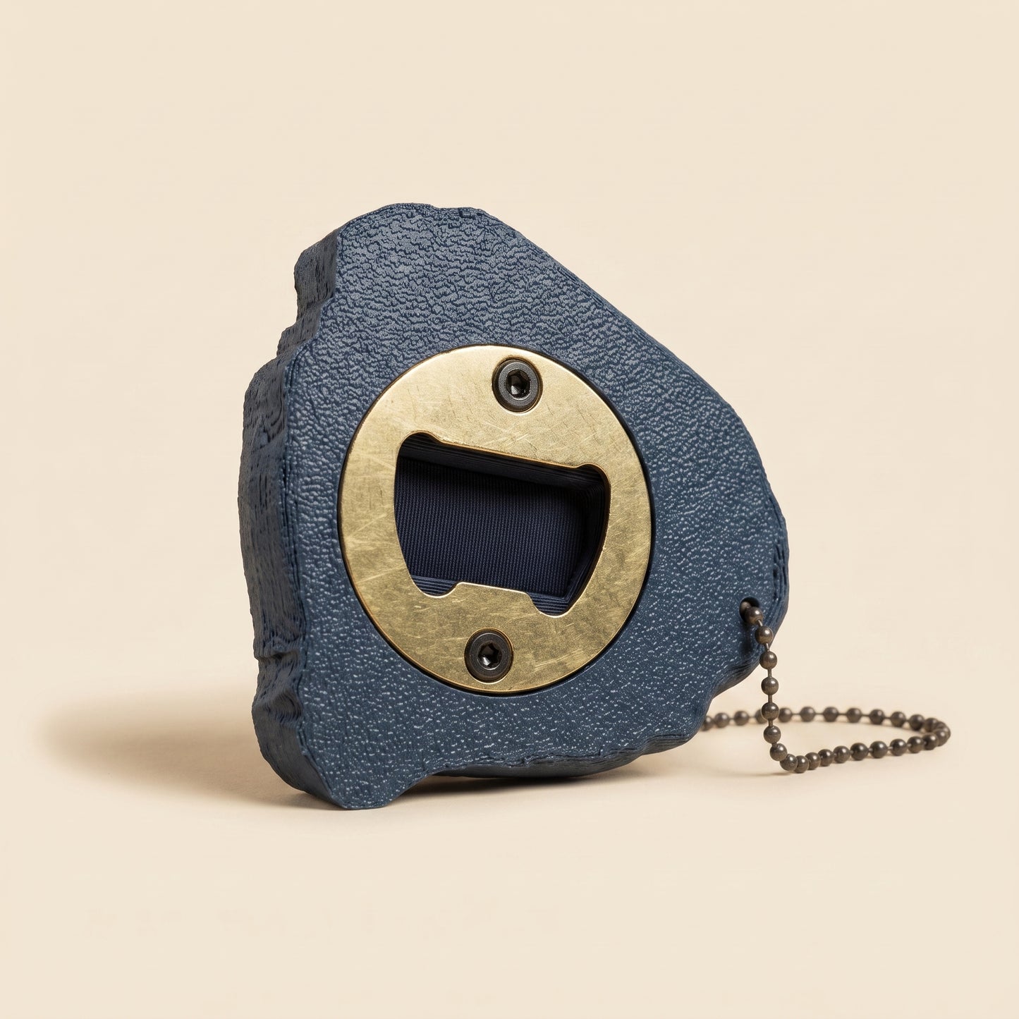 Bouldergriff-Flaschenöffner mit Metalleinsatz – Produktfoto auf Creme-Hintergrund
