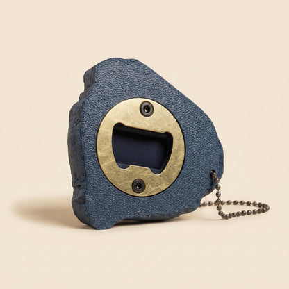 Bouldergriff-Flaschenöffner mit Metalleinsatz – Produktfoto auf Creme-Hintergrund