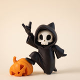 Sensenmann auf Kürbis – moderne Halloween-Figur – Produktfoto auf Creme-Hintergrund