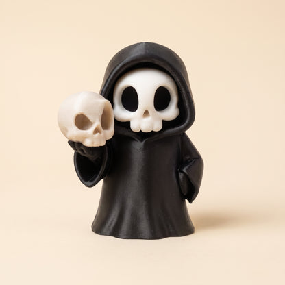 Sensenmann-Figur mit Schädel – minimalistische Gothic-Skulptur – Produktfoto auf Creme-Hintergrund