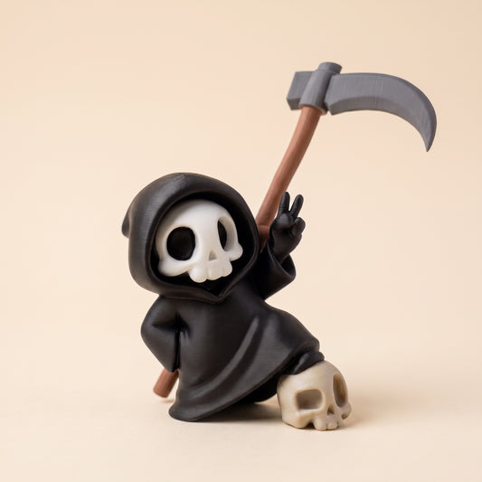 Sensenmann-Figur mit Totenkopf & Peace – Gothic Mini-Deko – Produktfoto auf Creme-Hintergrund