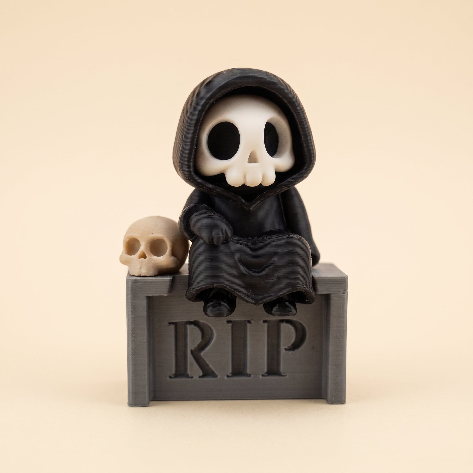 Sensenmann auf Grabstein – Gothic Mini-Figur – Produktfoto auf Creme-Hintergrund